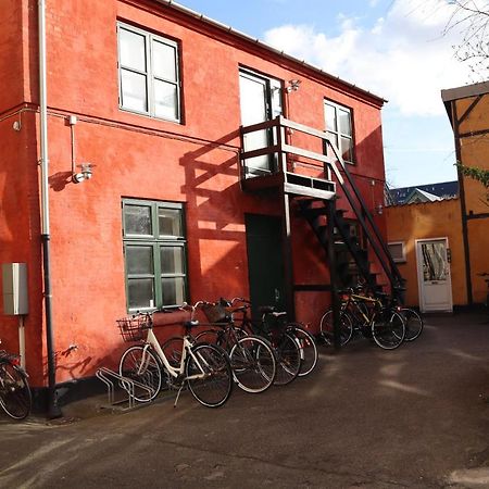 Charming Red Courtyard Apartment Copenhagen Exterior photo
